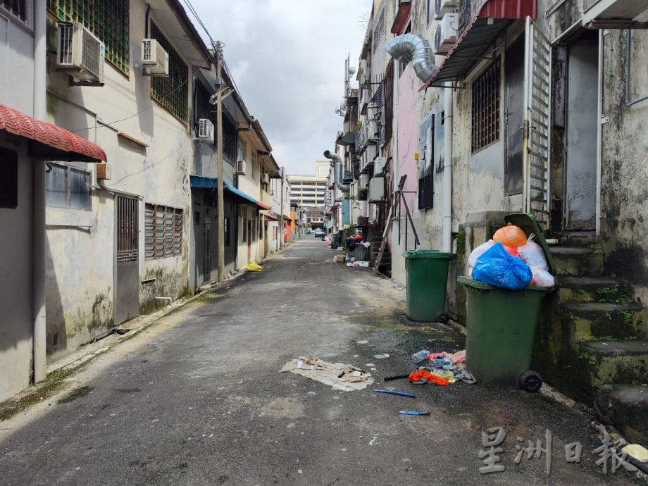 *已签发* 柔:【民生特工队】一些租户滥丢垃圾 商家小贩饱受困扰