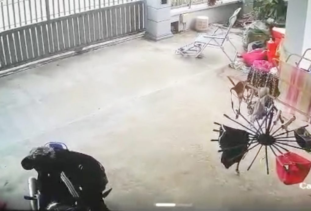 *已签发* 柔:一女贼在百利花园及荣华村伺机干案,居民受促提高警惕