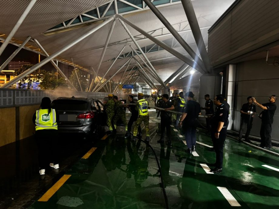 *已签发* 柔:宝马在新山关卡无故起火,狮城夫妻死里逃生