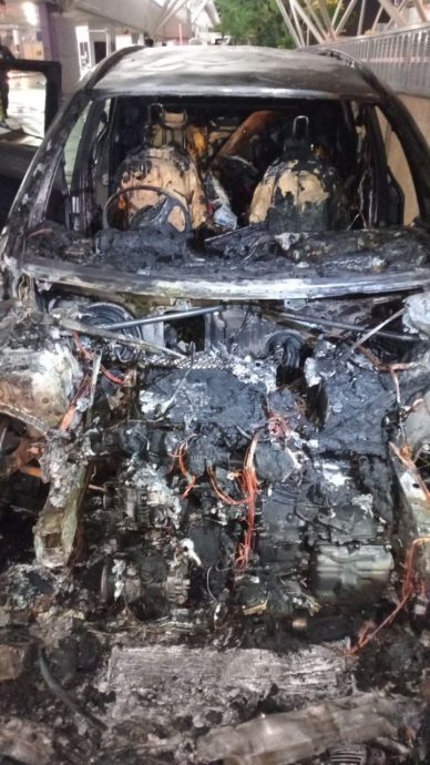 *已签发* 柔:宝马在新山关卡无故起火,狮城夫妻死里逃生