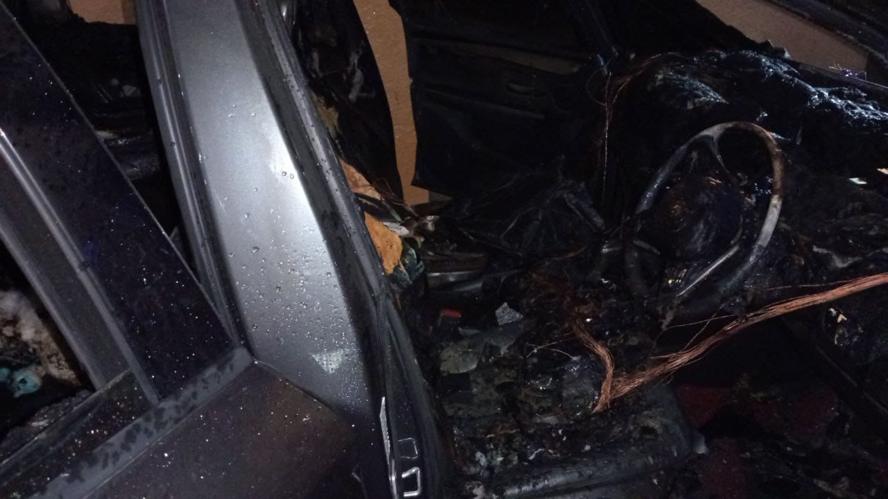 *已签发* 柔:宝马在新山关卡无故起火,狮城夫妻死里逃生