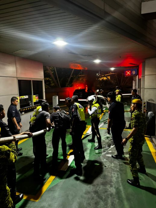 *已签发* 柔:宝马在新山关卡无故起火,狮城夫妻死里逃生