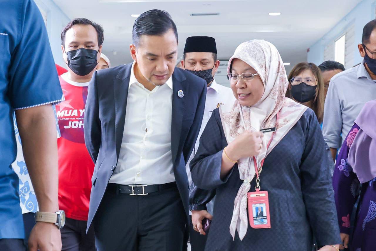 *已签发* 柔:新闻:巫统议员莎丽花加护病房治疗中 大臣吁民众为她祈祷