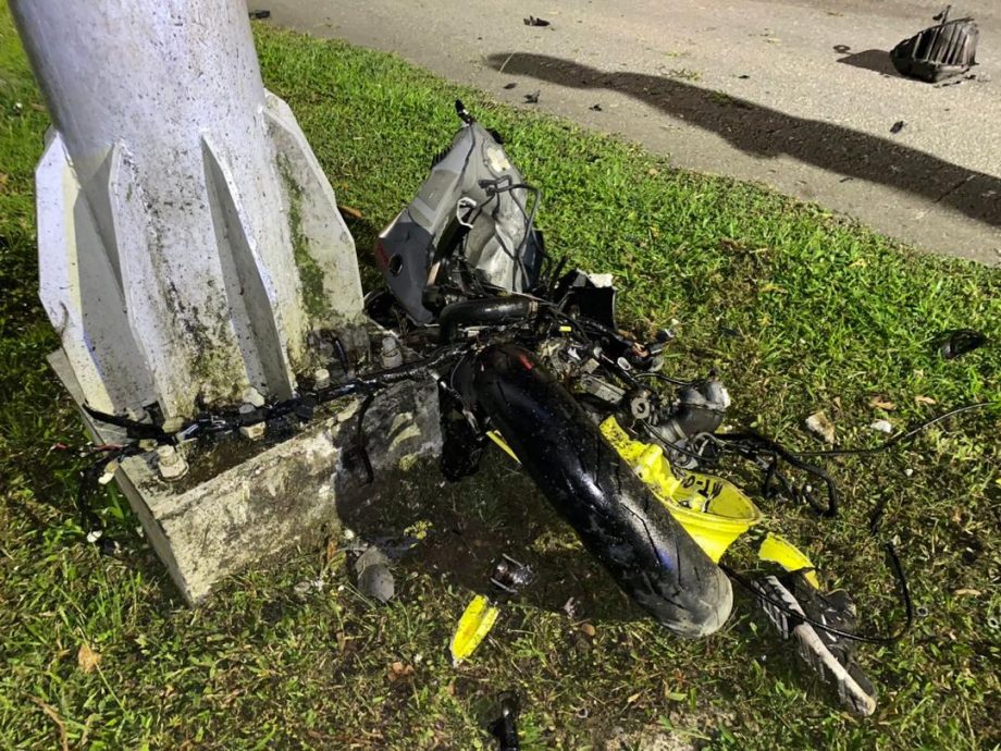 *已签发*全国:疑失控打滑撞路标杆 无牌骑士与女友伤重毙命