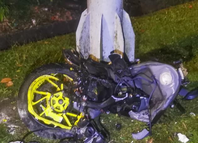 *已签发*全国:疑失控打滑撞路标杆 无牌骑士与女友伤重毙命