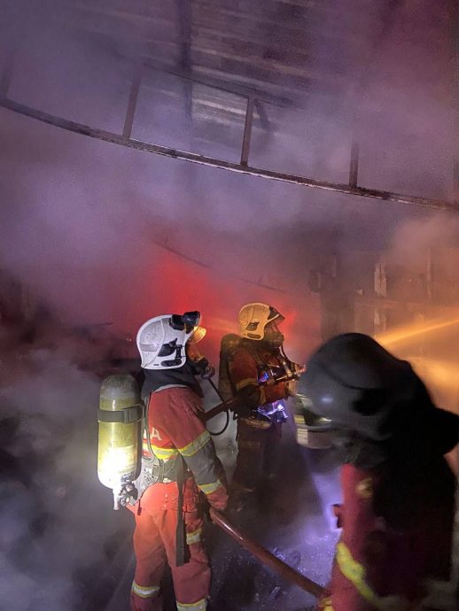 *已签发*柔:巴西古当一工厂大火,所幸未酿伤亡