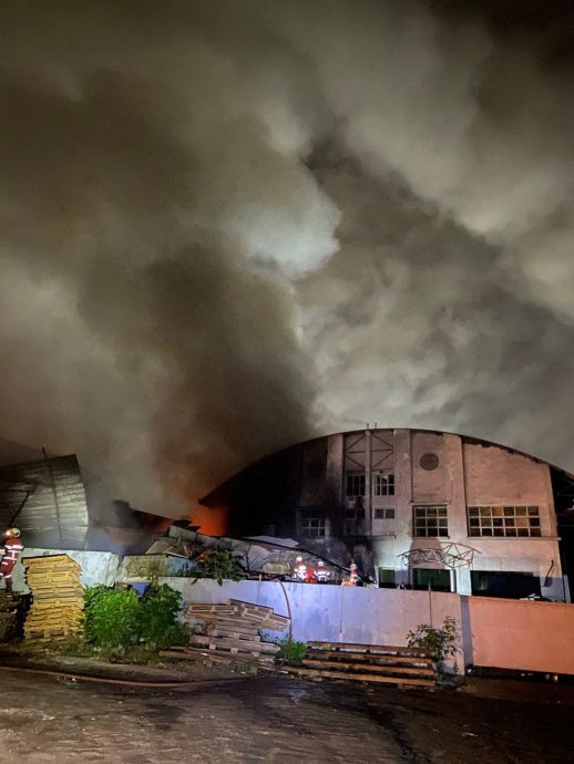 *已签发*柔:巴西古当一工厂大火,所幸未酿伤亡