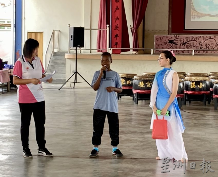 *已签发*柔:版三头条:史瓦蒂尼ACC到大港交流 两名笔友千里相会