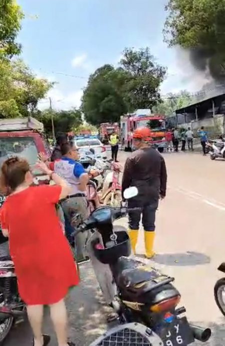 *已签发*柔:独家视频:南亚港大火,两单位遭大火吞噬,多次传爆炸声