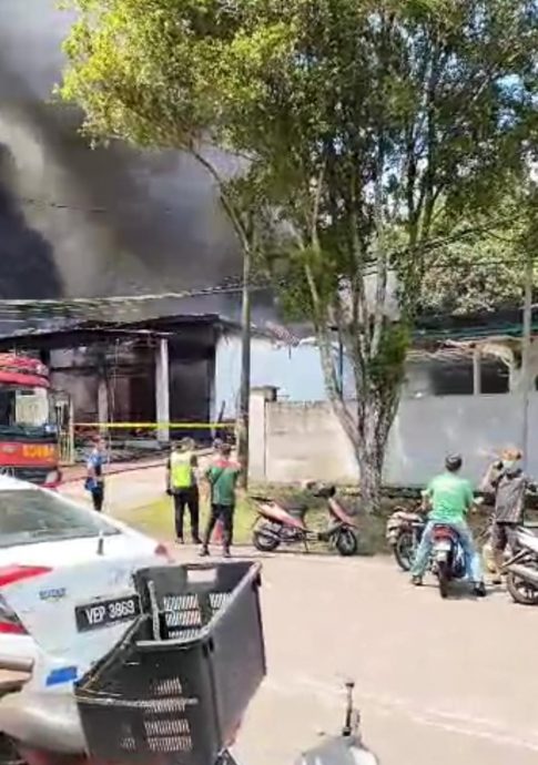 *已签发*柔:独家视频:南亚港大火,两单位遭大火吞噬,多次传爆炸声