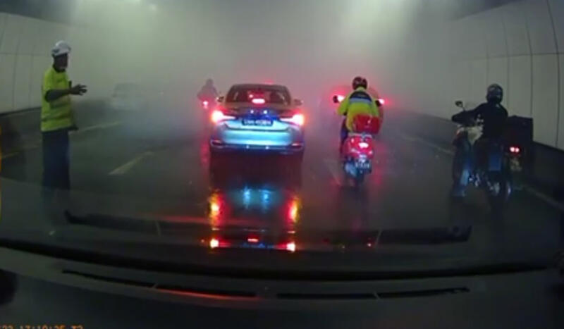 *已签发*柔:狮城二三事:狮城KPE隧道休旅车狂烧 车主急拉水管灭火