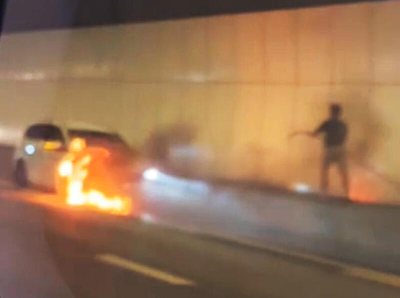 *已签发*柔:狮城二三事:狮城KPE隧道休旅车狂烧 车主急拉水管灭火