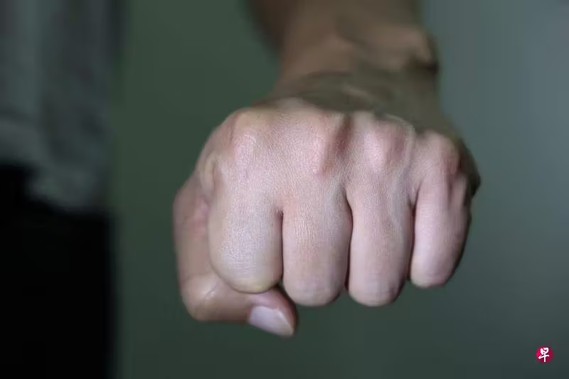 *已签发*柔:狮城二三事:用错卡被提醒反骂巴士司机 男子致巴士服务被迫中断