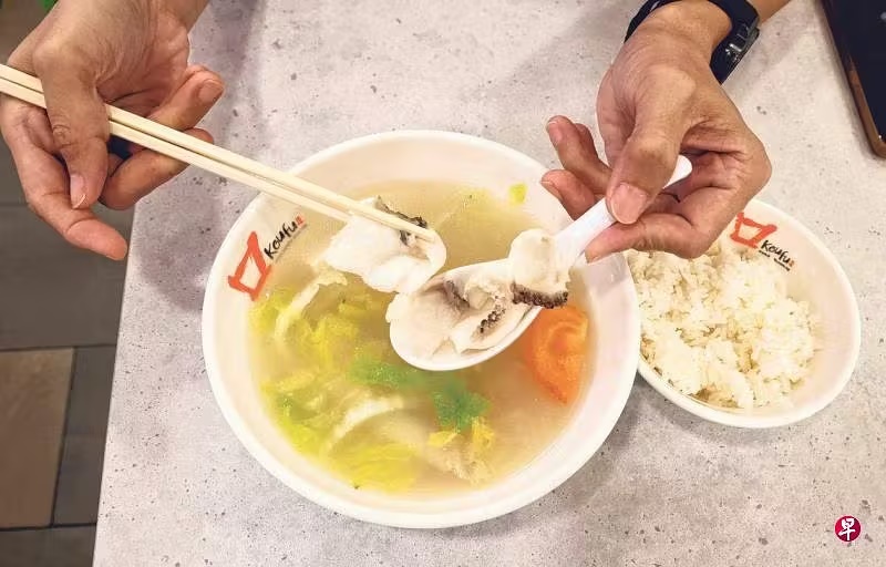 *已签发*柔:狮城二三事:食客诉17令吉鱼汤仅3片半鱼肉 狮城医院食阁道歉