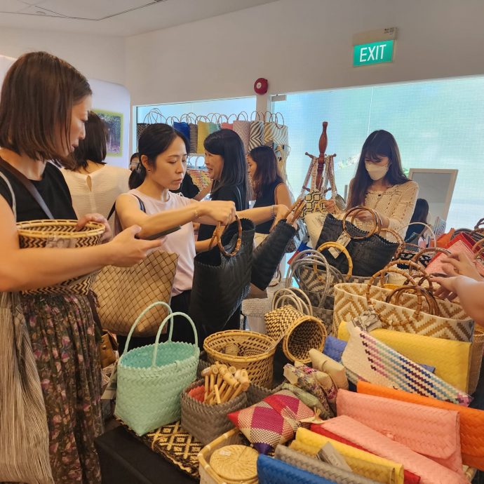 *已签发*（柔封面）柔：善心美事：退休老师投身义工，为改善原住民生活