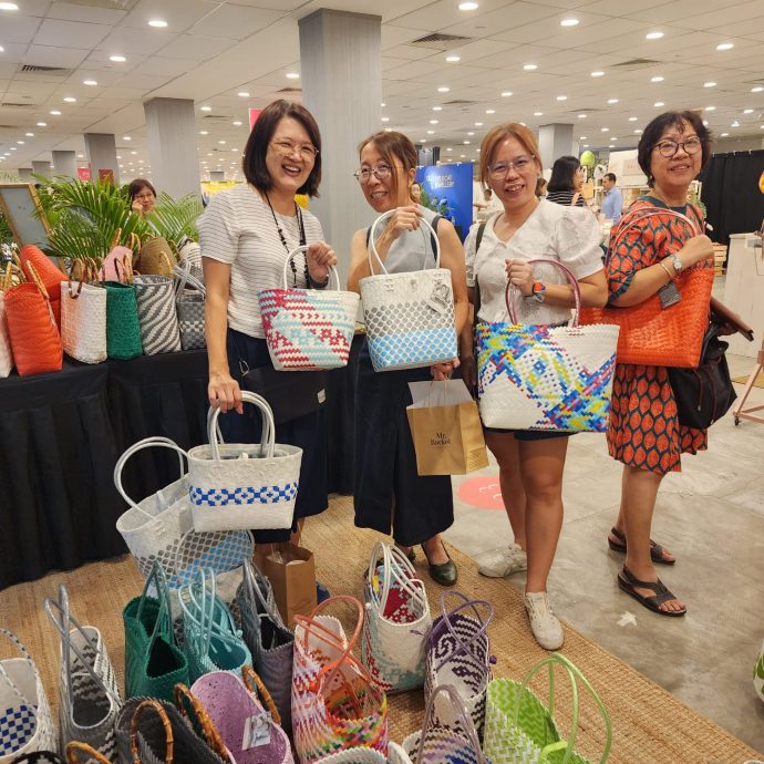 *已签发*（柔封面）柔：善心美事：退休老师投身义工，为改善原住民生活