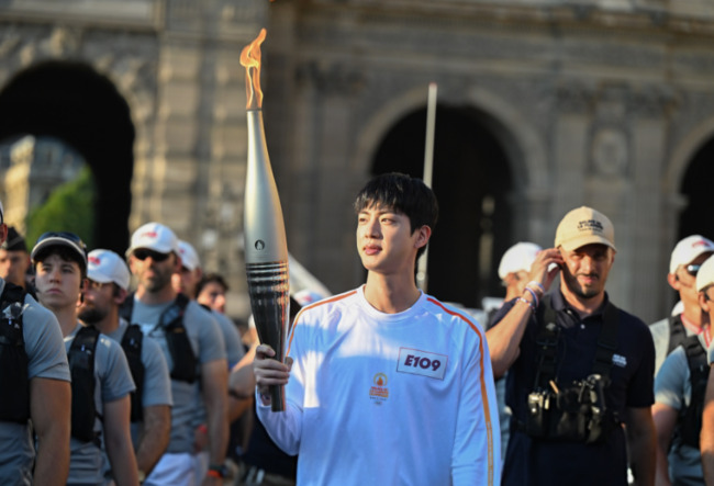 巴黎传递圣火紧张 Jin感谢粉丝鼓励