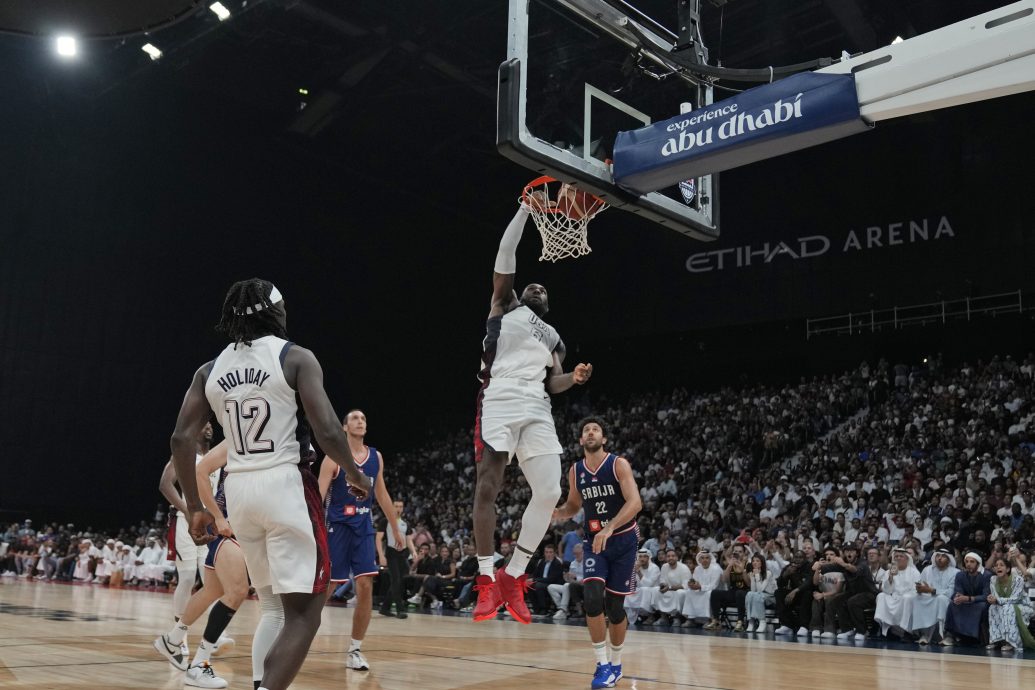 巴黎奥运会男篮热身| 柯里半场轰18分力压小丑 美男篮大胜塞尔维亚