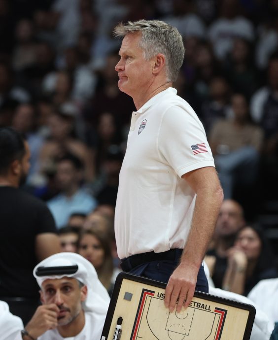 巴黎奥运会男篮热身| 柯里半场轰18分力压小丑 美男篮大胜塞尔维亚