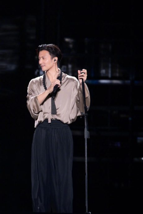 帅气担任莫文蔚个唱嘉宾 谢霆锋遭以开唱之名诈财