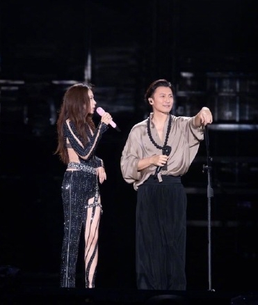 帅气担任莫文蔚个唱嘉宾 谢霆锋遭以开唱之名诈财