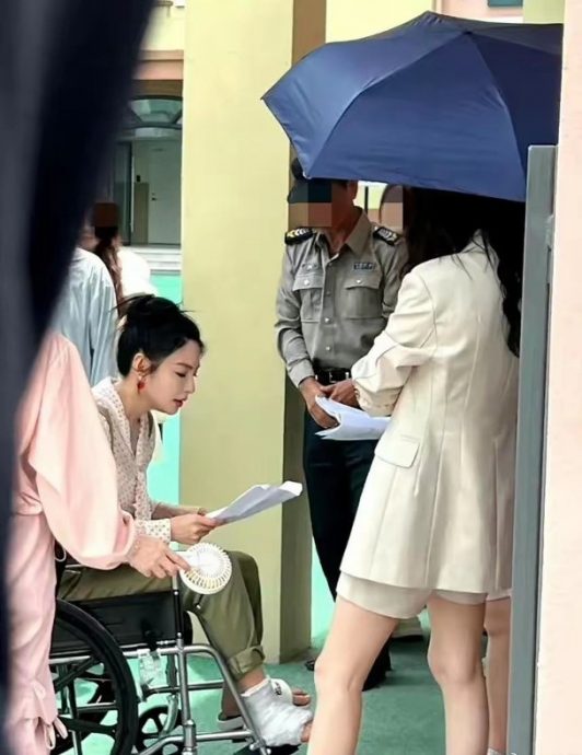 张雨绮穿露趾鞋摔伤 整块脚甲盖翻起画面惊悚