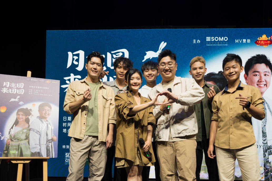 找王雪晶合唱中秋歌曲 郑斌彦乐呼：追星成功