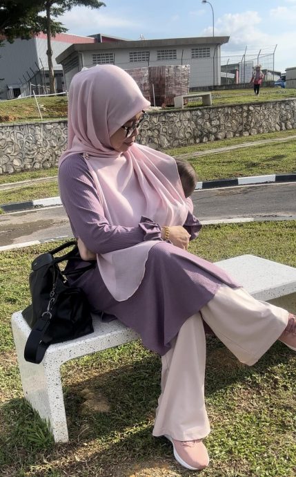 披罩巾公开哺乳不雅? 哺乳顾问:“头脑肮脏吧!”