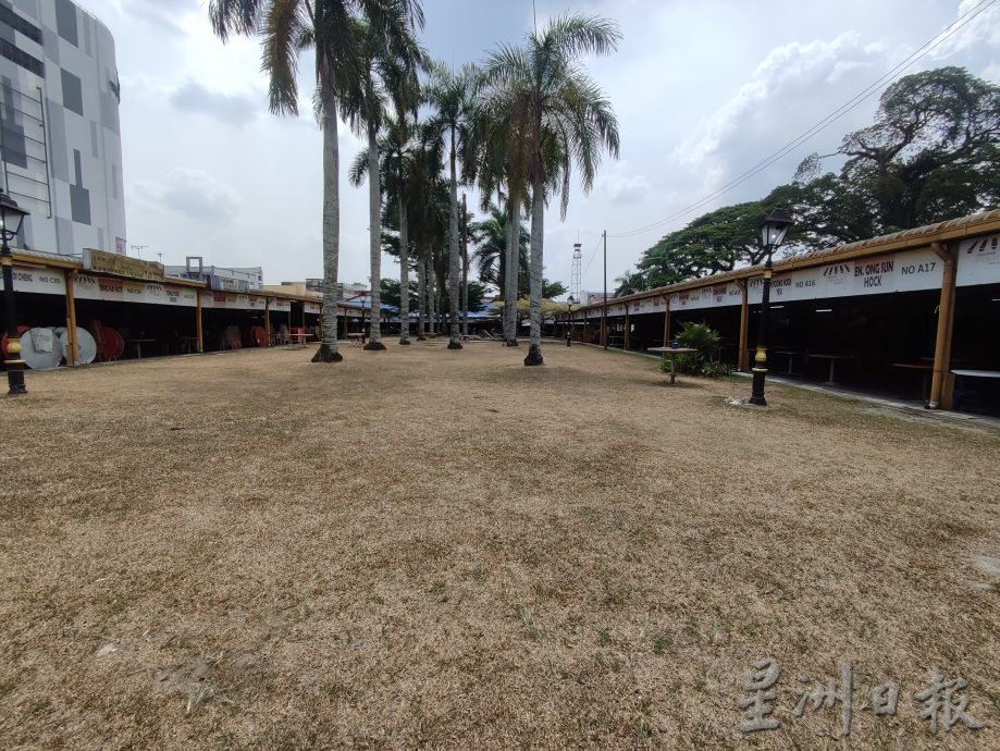 持续无雨 天气干旱 太平小贩中心草地变枯黄
