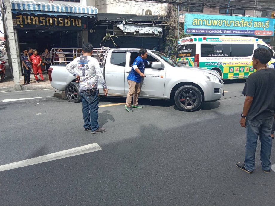 揉眼睛惹的祸?女子驾货卡失控撞3车 车轮撞歪幸无人伤亡