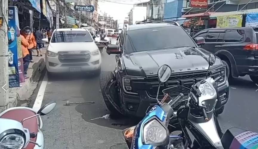 揉眼睛惹的祸?女子驾货卡失控撞3车 车轮撞歪幸无人伤亡