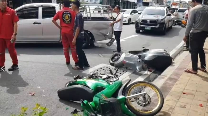 揉眼睛惹的祸?女子驾货卡失控撞3车 车轮撞歪幸无人伤亡