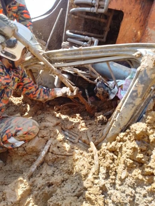 操作挖掘机时翻覆 高乌一矿场男子身亡