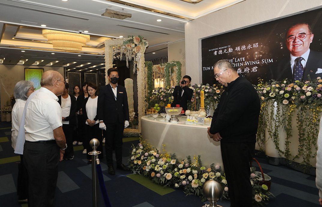 敦曾永森丧礼/阿兹曼哈欣:曾永森不辜负“敦”勋衔