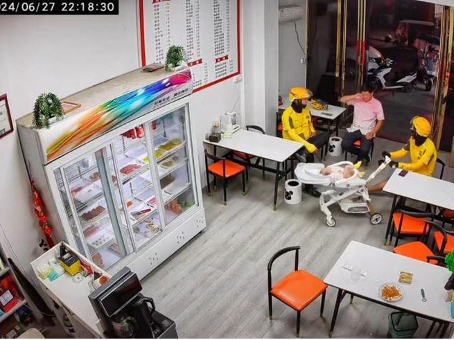 暖势力 外卖小哥接力扮奶爸哄娃 爱心爆棚