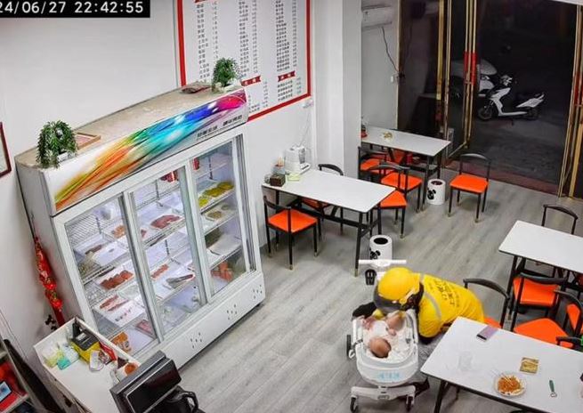 暖势力 外卖小哥接力扮奶爸哄娃 爱心爆棚