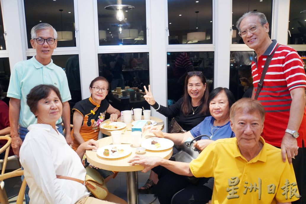 半世纪不见,古稀之年重逢,70老同学天南地北聊不完