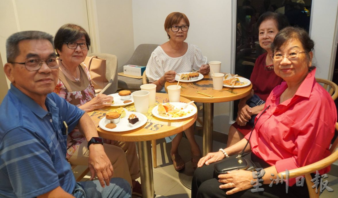 半世纪不见,古稀之年重逢,70老同学天南地北聊不完