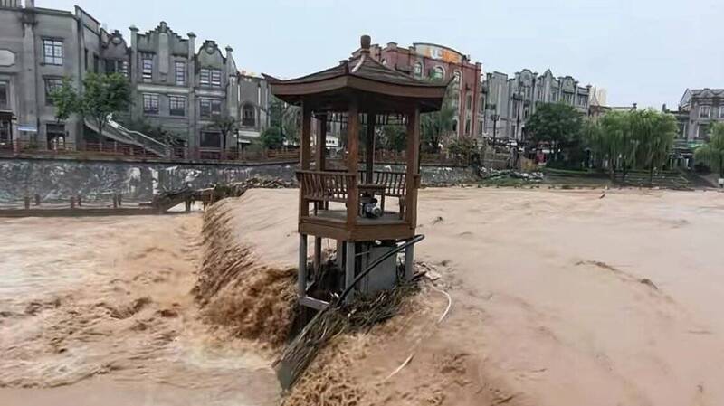 暴雨炸中国陕西!宝鸡大淹水、土石流灌入 车辆惨被冲走