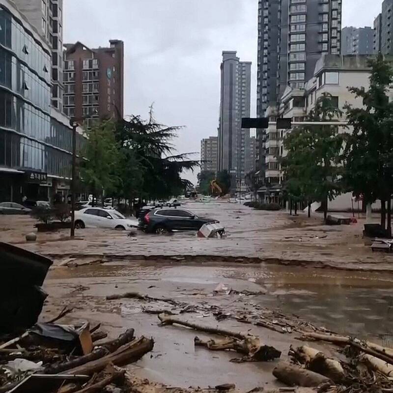 暴雨炸中国陕西!宝鸡大淹水、土石流灌入 车辆惨被冲走