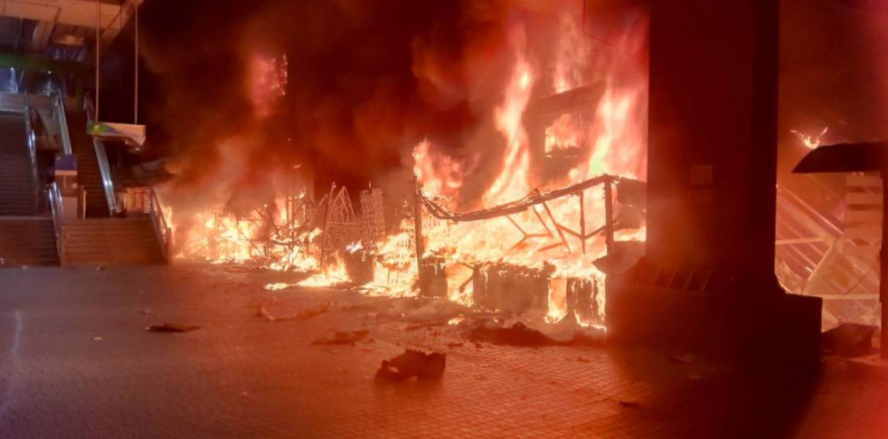 曼谷机场快线站附近凌晨大火 约30家商铺烧毁