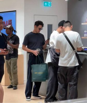 未走出丧母之痛 阮经天英国散心被偶遇