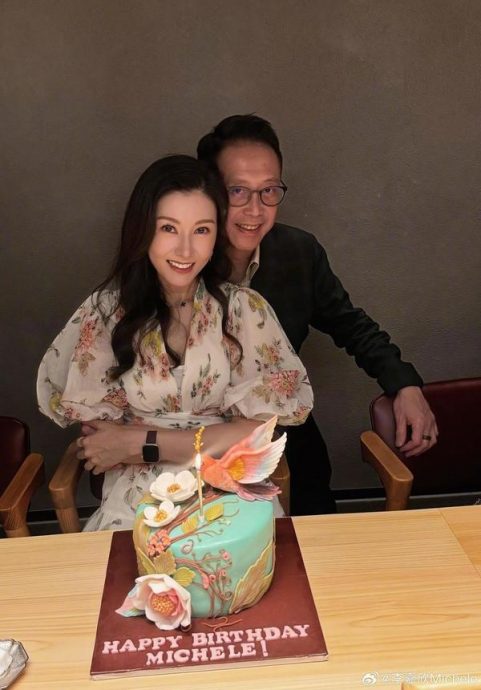 李嘉欣疑似过度P图 手臂竟少了一截