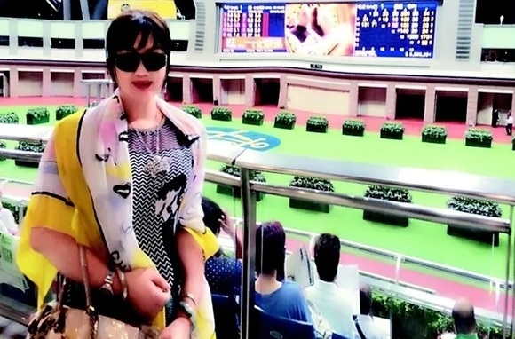 李嘉欣疑似过度P图 手臂竟少了一截