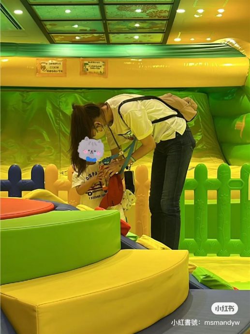 林志玲游乐场独自带娃被捕获 获夸超有耐性