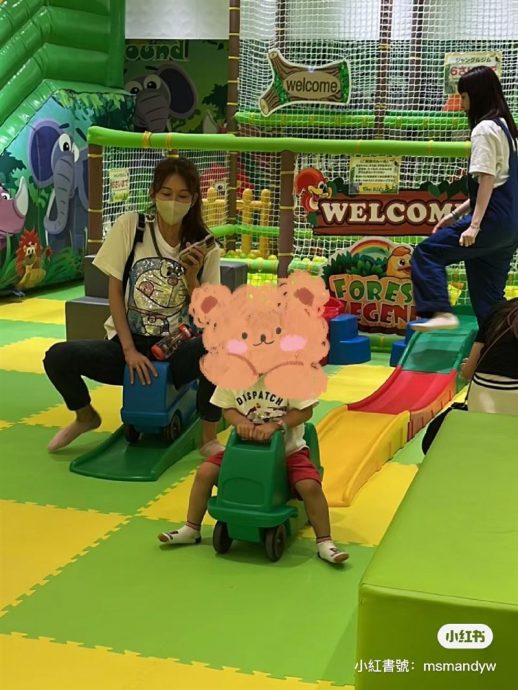 林志玲游乐场独自带娃被捕获 获夸超有耐性