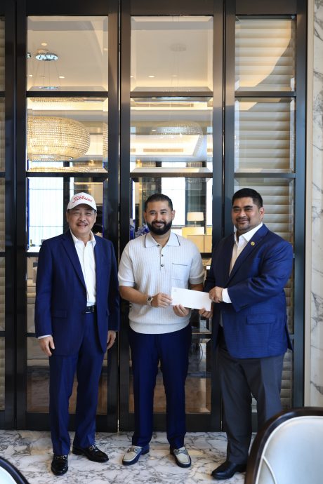 柔佛摄政王捐款沙足球协会助推动沙足球发展