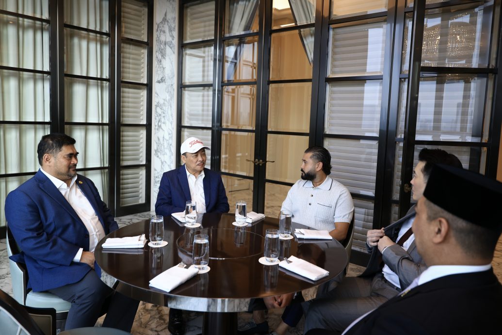 柔佛摄政王捐款沙足球协会助推动沙足球发展