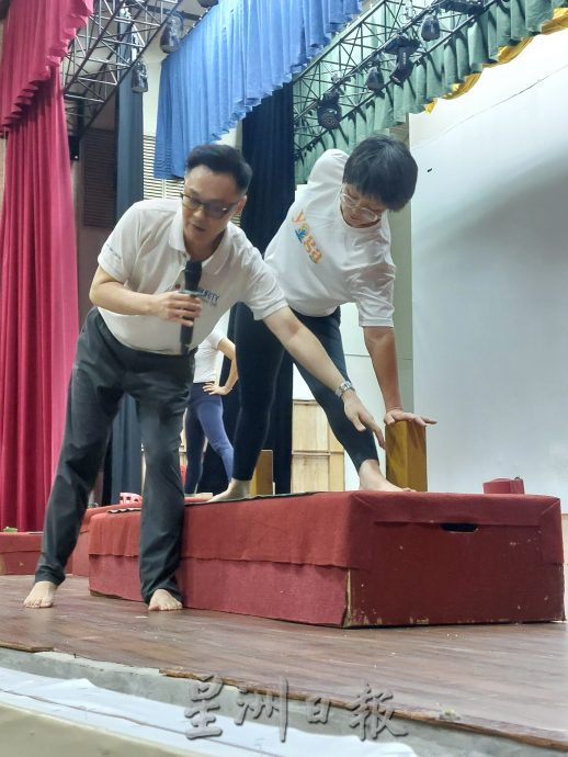 柔:乐活频道(7月4日刊):瑜伽不仅仅是运动 走入内心寻找身心灵平衡