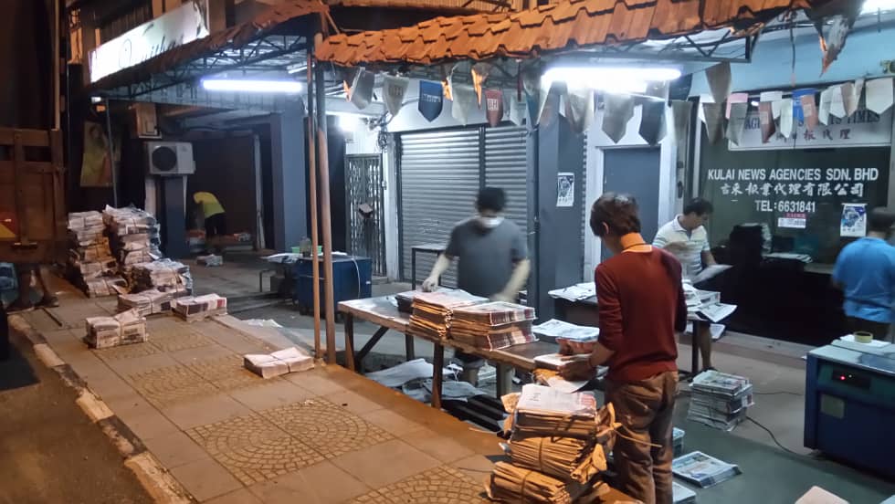 柔:报庆特辑:封面:新山场:派报人说故事:星洲日报等华文报如华社的根 陈成华:需要大家一起守护